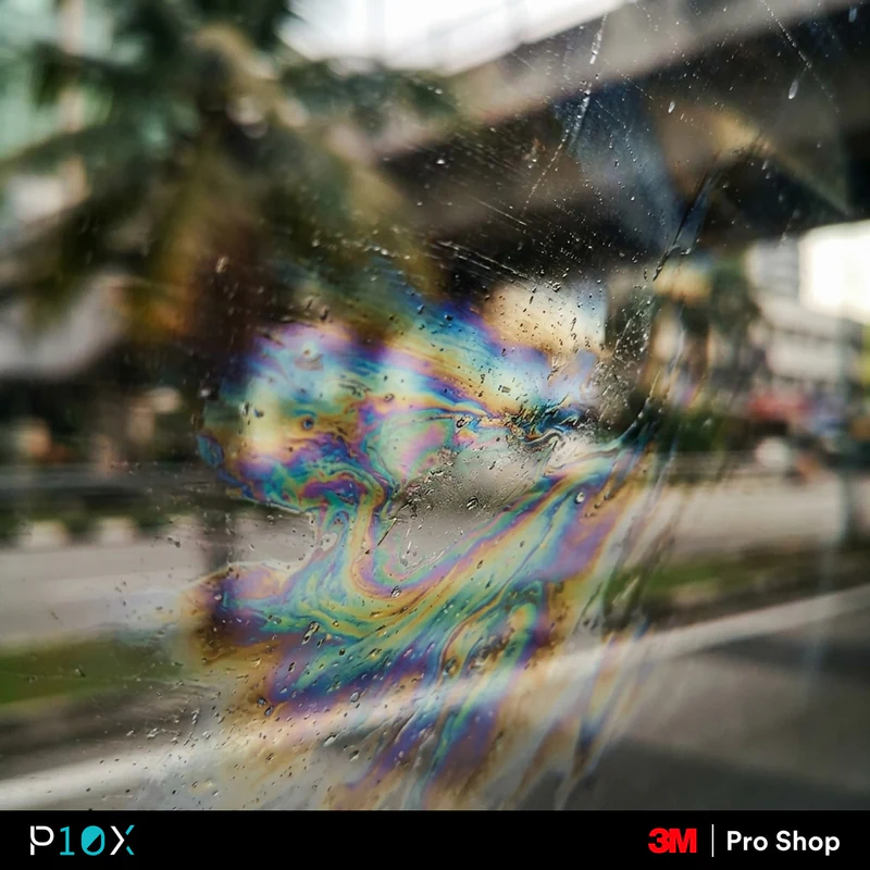 Windscreen blurry causes Malaysia macro view of oily glass film catching side light